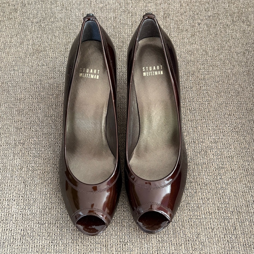 Stuart Weitzman Women’s Logo Plainfield Pump Shoes - Picture 2 of 9